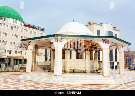 Machatschkala, Dagestan, Russland - 8. März 2018: Orte für die rituelle Waschung im Grand Moschee in Machatschkala, Yusuf Bei Cami ist die größte Moschee der Republi Stockfoto