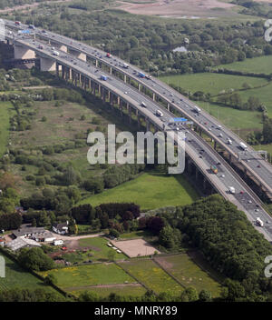 Luftaufnahme der Thelwall Viadukt auf der M6 in Cheshire, Großbritannien Stockfoto