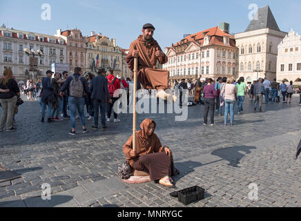 Gaukler in der Altstadt von Prag erscheinen zu tun, eine Levitation handeln. Der Tschechischen Republik. Stockfoto