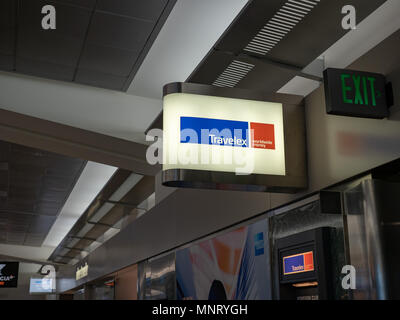 SAN FRANCISCO, Ca - 10. Mai 2018: Travelex ATM und Zeichen Lage am Flughafen SFO Stockfoto