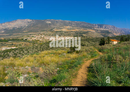 Wanderweg der alten Pilger" am alten Hafen von Kirra in Delphi in Griechenland. Stockfoto