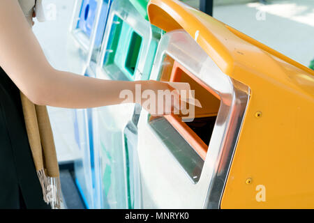 Frauen Hand weg werfen den Müll in den Mülleimer/Papierkorb, sortieren von Abfall/Müll vor dem Ablegen in das Ausgabefach Stockfoto