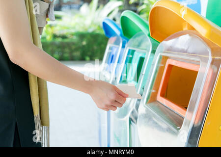 Frauen Hand weg werfen den Müll in den Mülleimer/Papierkorb, sortieren von Abfall/Müll vor dem Ablegen in das Ausgabefach Stockfoto