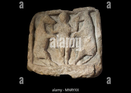 Jaen, Spanien - 29. Dezember 2017: Relief Darstellung ein Mann zwischen zwei wilden Pferde gefunden bei Villacarrillo. Jaen Museum Stockfoto