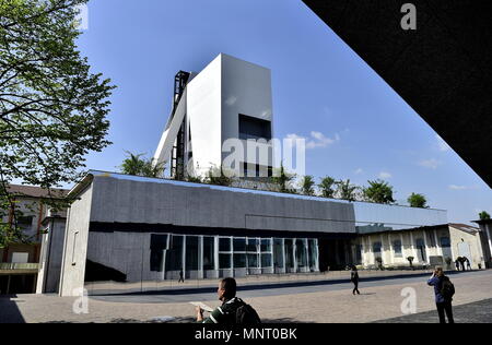 Neue Rem Koolhaas Turm für Mailand Prada Foundation öffnet während Salone del Mobile in dieser Woche. Mit Blick auf einen verlassenen Rail Yard und der sich ausbreitenden Stadt, der 9-stöckigen Turm ergänzt das koolhaas Pläne für die 200.000-Quadratfuß-Website. Drei Jahre in der Konstruktion, der Schauplatz der Stadt die größte Kunst ein Ziel sein. Der Turm erweitert in beträchtlichem Ausmaß der Stiftung bereits umfangreichen Ausstellungsräume. Neue Galerien sind für Miuccia Prada private Sammlung zeitgenössischer Kunst vorbehalten, und ein neues Restaurant und Dachterrasse Bar wird auch Besucher mit Erfrischungen auf der Räumlichkeiten zur Verfügung. Mit: Stockfoto