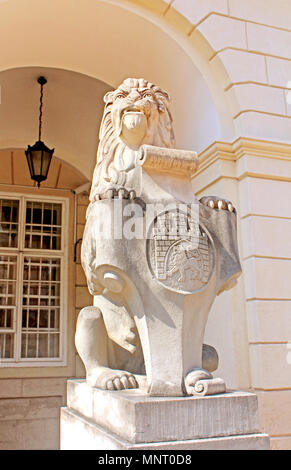 Symbol, Wahrzeichen der Stadt Lemberg, Ukraine. Marmor Skulptur - ein Löwe in der Nähe des Rathauses in Lemberg, Ukraine Stockfoto