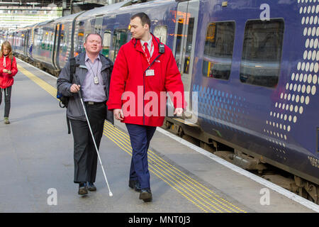Blinder Passagier mit Schienenverkehr Stockfoto
