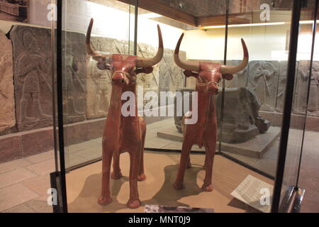 Hethiter Longhorn Stier Skulpturen, von Alaca, Corum, 1400 v. Chr. Museum für Anatolische Zivilisation, Ankara, Türkei Stockfoto