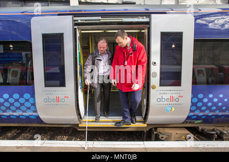 Blinder Passagier mit Schienenverkehr Stockfoto