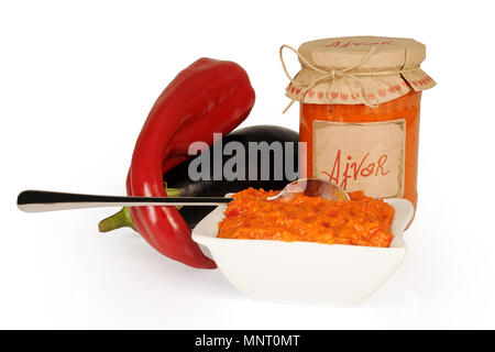 Ajvar, eine köstliche geröstete Paprika und Aubergine Dish. Serbisch und Mazedonisch traditionelles Gericht auf weißem Hintergrund. Stockfoto