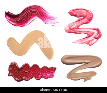 Ausstriche für verschiedene Farben werden von verschiedenen kosmetischen Produkten auf einem weißen Hintergrund. Textur von mehrfarbigen Anschläge der verschiedenen Make-up-c Stockfoto