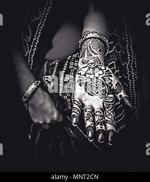 Ein Henna Tattoo auf eine junge Frau in Jaipur, Indien. Henna Tattoos sind eine alte Form von Körper Verzierung und viele Segen während der Zeremonien bedeuten. Stockfoto