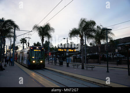 Light Rail am Abend läuft Stockfoto