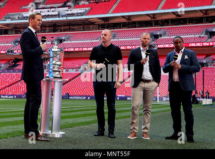 BBC Sport Moderator Dan Walker (links) mit Experten Sean Dyche (Zweite links), Eider Gudjohnsen (Zweiter von rechts) und Paul Ince (rechts) Pitch Seite vor der Emirate FA Cup Finale im Wembley Stadion, London. Stockfoto