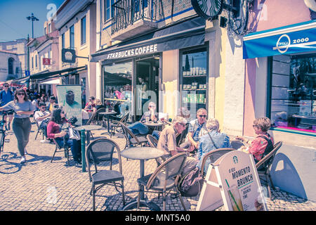 Lissabon, Portugal, 5. Mai 2018: Starbucks Gönner werden in Kaffee am Bürgersteig Tabellen Stockfoto