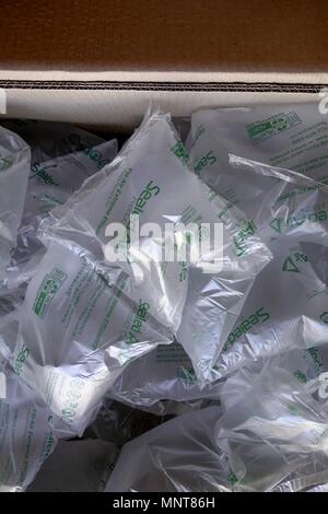 Schutzhülle aus Kunststoff in einem Karton Sealed Air Bubble Verpackung Stockfoto
