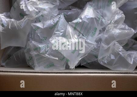 Schutzhülle aus Kunststoff in einem Karton Sealed Air Bubble Verpackung Stockfoto