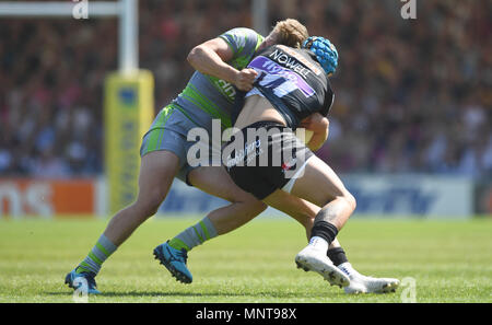 Exeter Chiefs' Jack Nowell und Chris Newcastle Falcons' Harris (links) Während der Aviva Premiership Halbfinale am sandigen Park, Exeter. Stockfoto