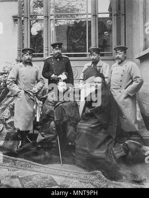 . Englisch: Royal Gruppenfoto in Coburg, 1894 Gruppe Foto, von links nach rechts, stehend links: Arthur, Herzog von Connaught; Alfred, Herzog von Sachsen-Coburg-Gotha; Kaiser Wilhelm II. von Deutschland; Edward VII, Prinz von Wales. Sitz: Queen Victoria, Victoria, Kaiserin Friedrich von Deutschland. . 21. April 1894. Gunn & Stuart (Fotograf) 1075 Royal Gruppenfoto in Coburg, 1894 Stockfoto