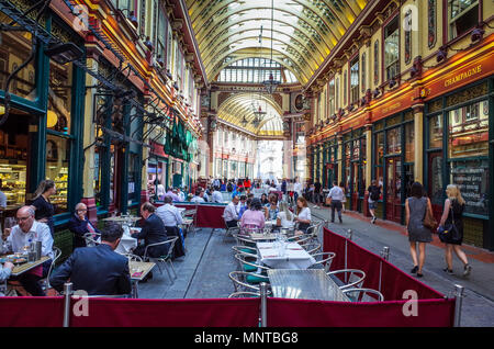 Leadenhall Market London - Stadt Arbeitnehmer genießen Sie Essen und Trinken im historischen Londoner Leadenhall Market, im Herzen der City von London und finanziellen Bereich. Stockfoto