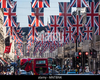 Union Jack britischen Flaggen über London Regent Street in London Stockfoto