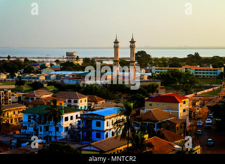 Antenne Panoramablick auf Stadt und Fluss Gambia Banjul Stockfoto