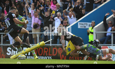 Exeter Häuptlinge' Olly Woodburn Kerben ein versuchen Sie, während der Aviva Premiership Halbfinale am sandigen Park, Exeter. Stockfoto