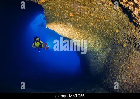 Frau Scuba Diver, erkunden Billinghurst Cave, Gozo, Malta, Mittelmeer, Atlantik, HERR Stockfoto