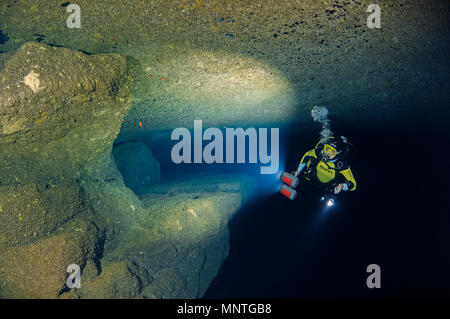 Frau Scuba Diver, erkunden Billinghurst Cave, Gozo, Malta, Mittelmeer, Atlantik, HERR Stockfoto