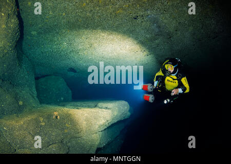 Frau Scuba Diver, erkunden Billinghurst Cave, Gozo, Malta, Mittelmeer, Atlantik, HERR Stockfoto