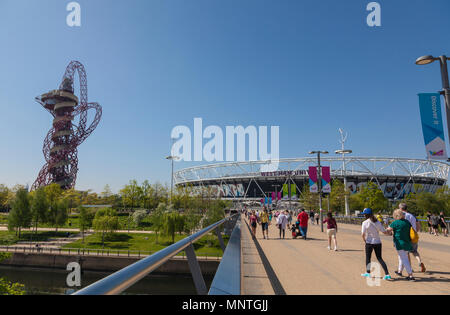 Arcelormittal Orbit Skulptur und West Ham United Football Stadion an der Queen Elizabeth Olympic Park in London. Stockfoto