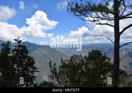 Cordillera Gebirge, am hohen Mittag vom Mount Ulap während wandern die Eco Trail entlang Ampucao Sta gesehen. Fe Bergrücken in Itogon, Benguet. Stockfoto