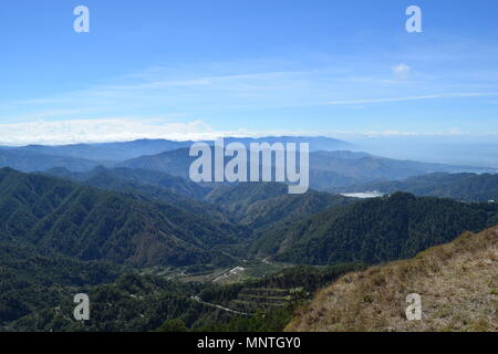 Cordillera Gebirge, am hohen Mittag vom Mount Ulap während wandern die Eco Trail entlang Ampucao Sta gesehen. Fe Bergrücken in Itogon, Benguet. Stockfoto