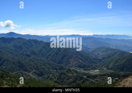 Cordillera Gebirge, am hohen Mittag vom Mount Ulap während wandern die Eco Trail entlang Ampucao Sta gesehen. Fe Bergrücken in Itogon, Benguet. Stockfoto