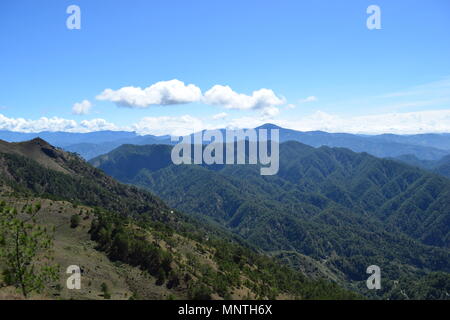 Cordillera Gebirge, am hohen Mittag vom Mount Ulap während wandern die Eco Trail entlang Ampucao Sta gesehen. Fe Bergrücken in Itogon, Benguet Stockfoto