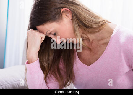 Close-up gedrückt, reife Frau zu Hause Stockfoto