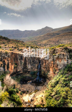 Landschaft mit der Landwirtschaft Feld, Canyon von Makhaleng Fluss und Wasserfall um Malealea in Lesotho Stockfoto