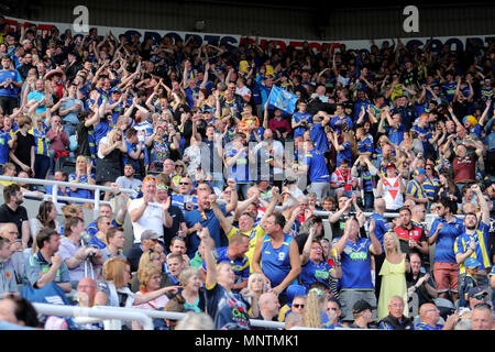 Warrington Wölfe Fans feiern während der Betfred Super League, magische Wochenende in St James' Park, Newcastle. Stockfoto