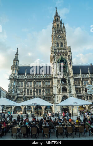 Marienplatz Square mit dem Neues Rathaus (Neues Rathaus) in München, der Hauptstadt von Bayern, Deutschland. Stockfoto