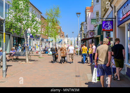 Anstrengenden Einkaufstag auf der High Street, Deal, Kent Stockfoto