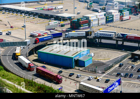 Warteschlange der Lkw warten, um den Hafen von Dover, Großbritannien zu verlassen Stockfoto