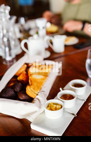 Auswahl an frisch gebackenen Kuchen serviert zum Frühstück Stockfoto