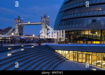 Rathaus und Tower Bridge bei Nacht, London, England, Großbritannien Stockfoto