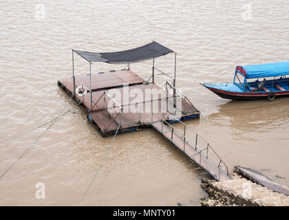 Alte lokale Ponton mit dem long tail Boot, schwimmend auf dem großen Fluss, im Norden von Thailand. Stockfoto