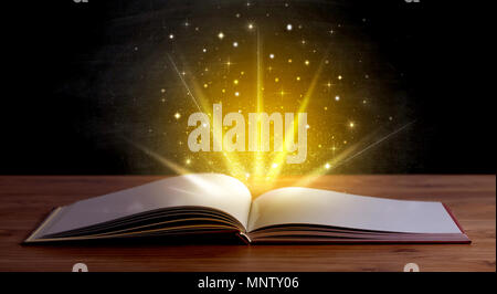 Gelbe Leuchten und Funkeln aus einem offenen Buch Stockfoto