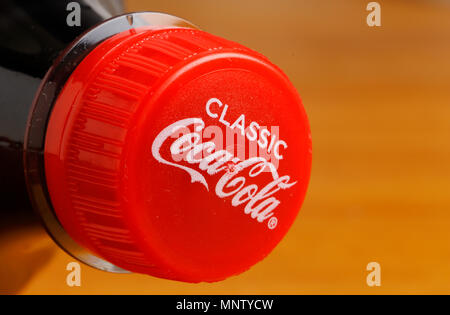 Stockholm, Schweden, 23. März 2018: eine Nahaufnahme von einem roten Coca-Cola Classic Soft drink Kapsel auf einem 2-l-Flasche. Stockfoto