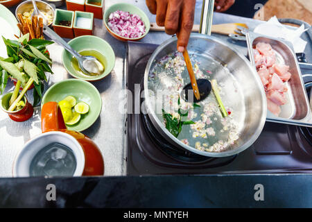 Vorbereitung der traditionellen srilankischen Gericht Curry bei Kochkurs Stockfoto