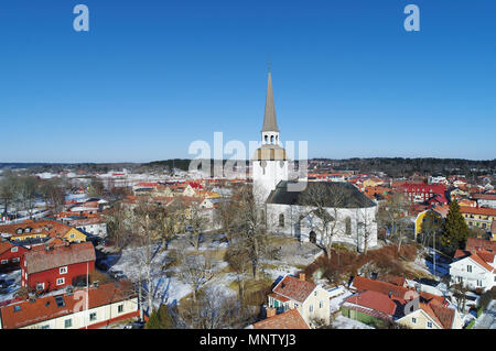 Mariefred, Schweden - 17. März 2018: Luftaufnahme der Kleinstadt Mariefred und seine Kirche im Jahre 1697 gebaut, liegt auf einem Hügel im Stadtzentrum entfernt Stockfoto