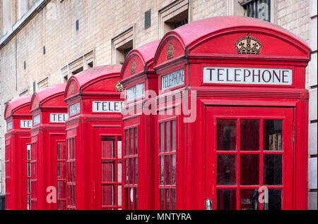 Eine Reihe von Roten britische Telefonzellen, London, England, Großbritannien Stockfoto