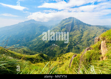 Atemberaubende Aussicht über Bergen und Teeplantagen von Little Adams Peak in Ella Sri Lanka Stockfoto